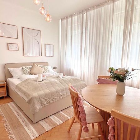 Cozy Apartment In Quiet Location, Fast Train Station 100M Away, Contactless Check-In Wien Exteriör bild