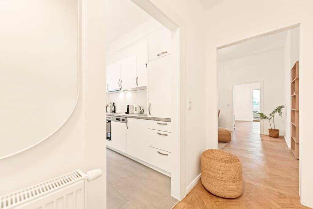 Cozy Apartment In Quiet Location, Fast Train Station 100M Away, Contactless Check-In Wien Exteriör bild