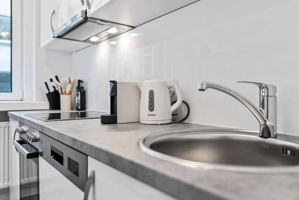 Cozy Apartment In Quiet Location, Fast Train Station 100M Away, Contactless Check-In Wien Exteriör bild