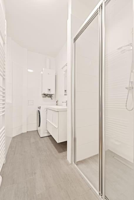 Cozy Apartment In Quiet Location, Fast Train Station 100M Away, Contactless Check-In Wien Exteriör bild