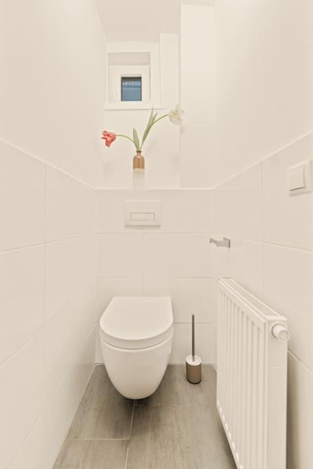 Cozy Apartment In Quiet Location, Fast Train Station 100M Away, Contactless Check-In Wien Exteriör bild