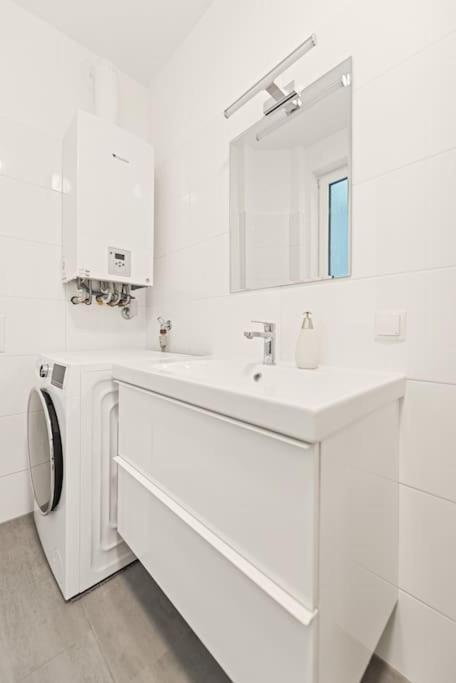 Cozy Apartment In Quiet Location, Fast Train Station 100M Away, Contactless Check-In Wien Exteriör bild