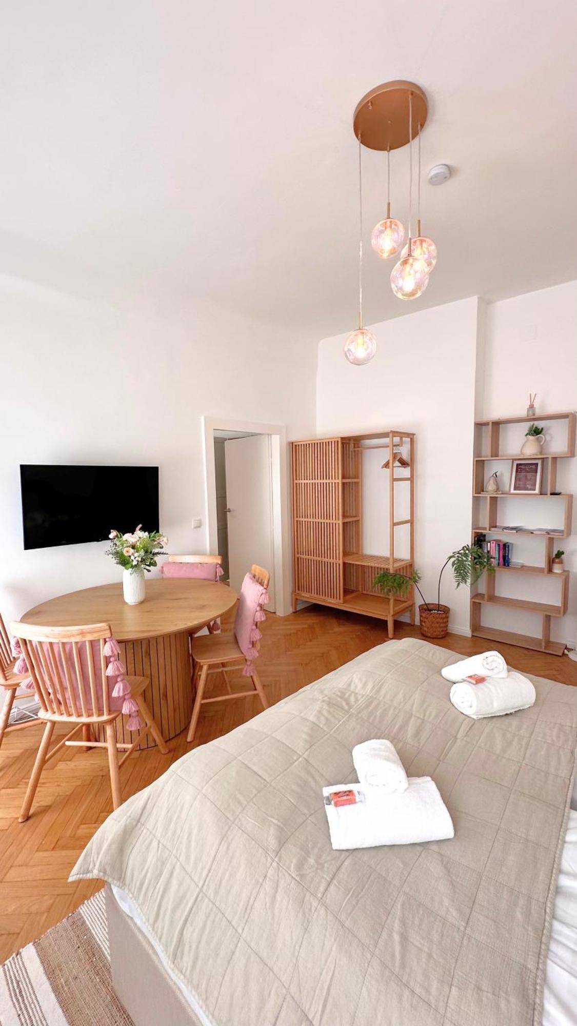 Cozy Apartment In Quiet Location, Fast Train Station 100M Away, Contactless Check-In Wien Exteriör bild